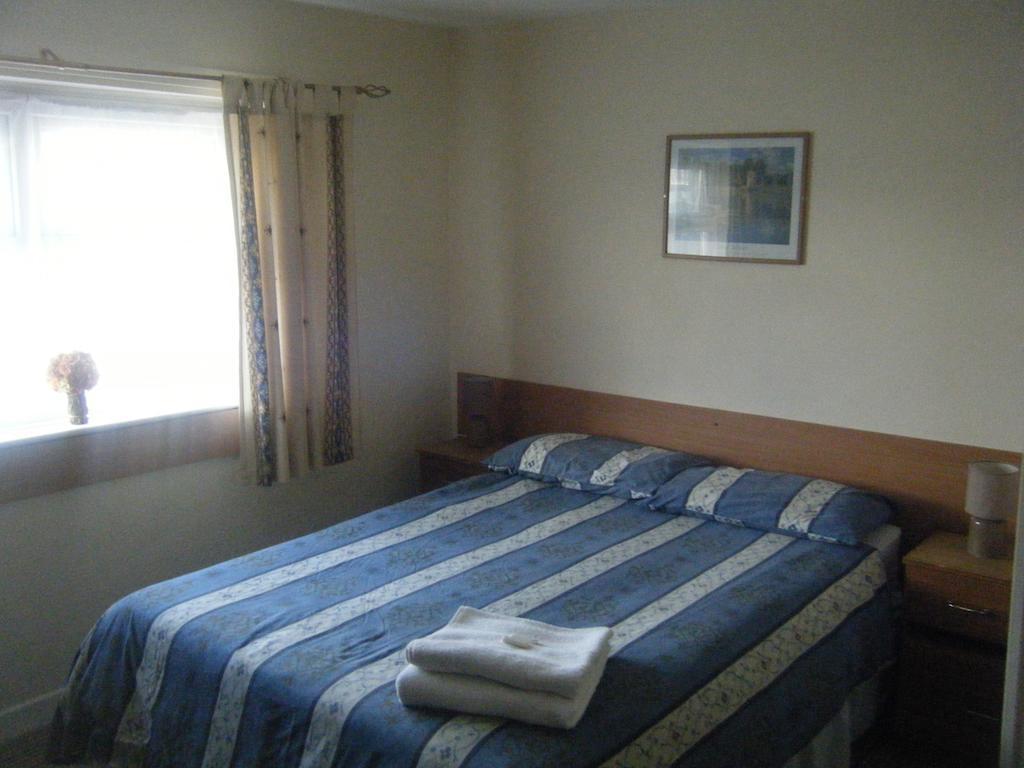 Tudor Court Hotel Swansea Room photo